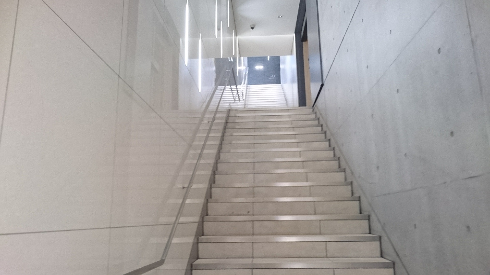 新宿110ビルの出口
